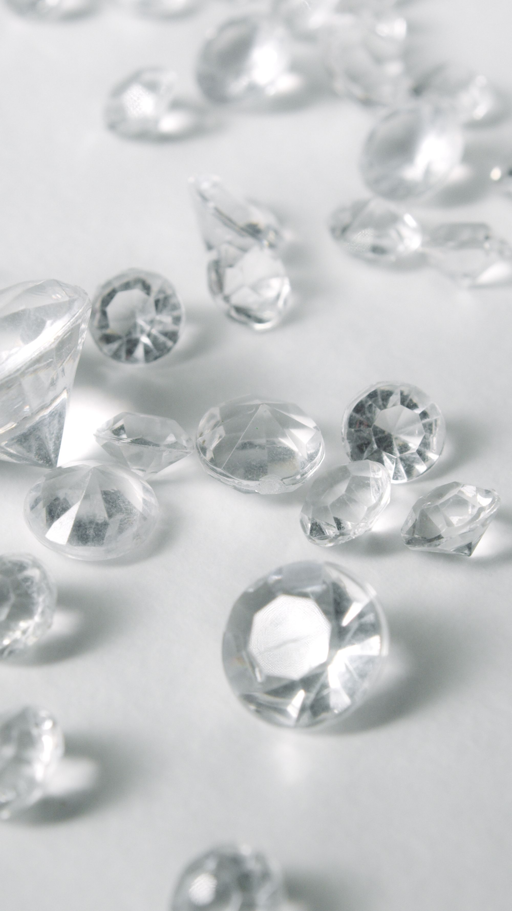 Loose brilliant-cut diamonds ready to be set